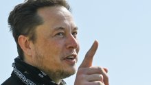 Musk nastavio prodavati velike količine dionica Tesle