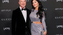 [FOTO] Najbogatiji čovjek svijeta fatalnu crnku ne ispušta iz ruku; Jeff Bezos i Lauren Sanchez snimljeni su sinoć na glamuroznoj zabavi