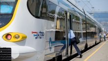 Vlak kasnio pola sata jer žena nije željela staviti masku
