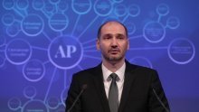 Trebali bi juriti za investitorima, a skupljaju potvrde