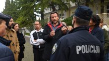 Prosvjednici pred zadarskom Gradskom knjižnicom u znak potpore knjižničarki koja se protivi covid potvrdama