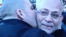 [VIDEO] Prosvjednik poljubio Zlatka Hasanbegovića na Trgu, pogledajte njegovu reakciju