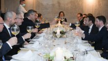[FOTO] Francuski predsjednik Macron večerao s Plenkovićem. Za stolom se pričalo o stanju u regiji, migracijama, energetici i klimi