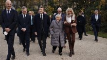 Brigitte Macron nikad nismo vidjeli u ovoj 'dosadnoj' nijansi, no i  ovu riskantnu boju chic prva dama zna nositi sa stilom