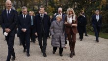 Brigitte Macron nikad nismo vidjeli u ovoj 'dosadnoj' nijansi, no i ovu riskantnu boju chic prva dama zna nositi sa stilom