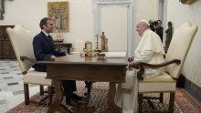 Raspoloženi Papa smijao se s Macronom na privatnoj audijenciji u Vatikanu: 'Još sam živ'