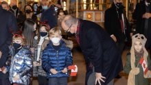 Princ Albert s blizancima otvorio božićno selo, a umjesto princeze Charlene i ovoga puta društvo im je pravila njegova rodbina