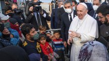 [FOTO] Papa na otoku izbjeglica: Ne eksploatirajte migrante u političke svrhe