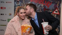 Zaljubljeniji no ikada: Jelena Perčin i Momčilo Otašević u večernjem izlasku, pali su i nježni poljupci