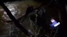 [VIDEO] Policija iz nabujale Dragonje spasila ženu koja je prebacivala djecu u Sloveniju; traga se za još jednim djetetom