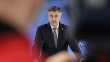 Plenković kaže da mu je 'malo žao Milanovića; o optužbi da je netko 'maznuo' 200 milijuna eura, kaže: 'Di su pare? Tu su!'