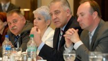 Ministrima baš ne ide rezanje troškova