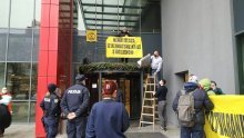 [VIDEO] Aktivisti blokirali ulaz u Ministarstvo gospodarstva, reagirala policija