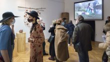 Otvorena je samostalna izložba Nike Petrović Grilc, multimedijalne umjetnice i čuvarice tradicijskog lončarstva otoka Iža