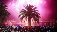 Slaviti ili ne? Svijet u sjeni covida dočekuje 2022.