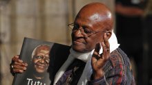 Preminuo Desmond Tutu, nobelovac i legenda borbe protiv aparthejda. Pročitajte njegovu detaljnu biografiju