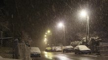 U Lici, Gorskom kotaru i središnjoj Hrvatskoj povremeno pada snijeg; na A1 nesreća, vozi se 40 km/h