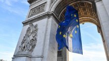 Macron nakon kritike desničara uklonio zastavu EU sa Slavoluka pobjede