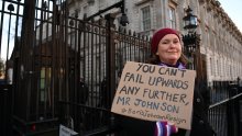 Vinski petak u Downing Streetu: Konzervativci poručili Johnsonu da 'vodi ili odstupi'