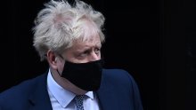 Zastupnici optužuju britansku vladu da 'ucjenom' pokušava održati Johnsona na vlasti: 'Za ime Boga, maknite se'