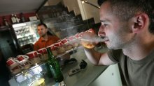 U kafićima već pale cigaretu za cigaretom