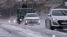 [VIDEO/FOTO] U Zagori snijeg, uz obalu kiša i tuča: Pogledajte prizore iz Dalmacije