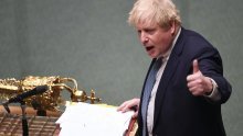 Boris Johnson novom direktoru komunikacija otpjevao 'I will survive'