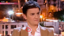 Bizarno: Srpska premijerka Ana Brnabić pričala o svojoj najvećoj fobiji dok joj je ona puzala po kragni