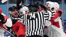 [VIDEO/FOTO] Na olimpijskim igrama hokejaš iz sve snage nabio suca u ogradu, a to nije bilo sve: Da je gužva u dvorani, dobio bi ovacije...