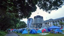 [FOTO] Prosvjednici na Novom Zelandu ne odustaju: Pred parlamentom podigli šatore, dio Wellingtona blokirali kamionima i kamperima
