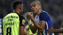 [VIDEO/FOTO] Totalni kaos na derbiju koji je odlučivao o tituli prvaka; legendarni prgavac Pepe ponovno je bio 'u akciji'