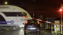 [VIDEO] Rampa poklopila auto na pružnom prijelazu trenutak prije negoli je naišao vlak