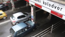 Zabio se u stup podvožnjaka u Miramarskoj