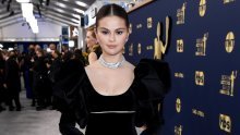 Selena Gomez na pozornicu je stigla bosa i odmah zapalila društvene mreže, no sjajnim stajlingom svejedno je uspjela oduševiti