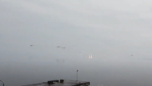 [VIDEO] Pogledajte kako je ukrajinska protuzračna obrana dočekala novi helikopterski desant prema Kijevu: 'Oba su pala!'