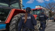 [FOTO/VIDEO] Traktoraši prosvjeduju u centru Zagreba, Tomašević pita: Podržavaju li Jakuševčani zatvaranje farmi svinja, odakle se šire neugodni mirisi?