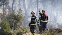 Još gori u Jesenicama kod Omiša, zbog bure ne mogu pomoći kanaderi