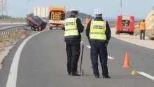 Drogiran izazvao sudar, prevrnuo se na krov i ostao neozlijeđen