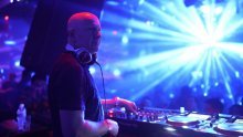 [FOTO/VIDEO] Nije Emil Tedeschi jedini biznismen koji nastupa kao DJ - još jedna, puno veća globalna faca zna kako 'razbucati' plesni podij
