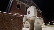[FOTO/VIDEO] Nitko u Biogradu ne zna što se to događa i zašto netko već dvije noći pred gradsku upravu postavlja WC školjke