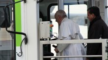 Papa se prvi put dizalom ukrcao u zrakoplov; odletio na Maltu