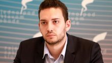 [VIDEO] U Srbiji pretučen oporbeni lider, razbili mu glavu u blizini birališta