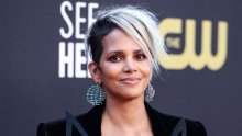 Na najnovije seksi izdanje Halle Berry nije ostao imun ni Jamie Foxx, a njegova reakcija najbolje opisuje ono što ostali misle