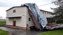 [VIDEO] Olujni vjetar odnio krov sa zgrade u krugu požeške bolnice