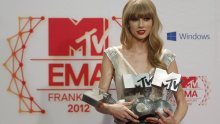 Evo zašto je Taylor Swift stalno u šopingu