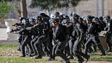 [FOTO/VIDEO] Najmanje 90 ozlijeđenih u žestokim sukobima u Jeruzalemu: Palestinci gađali Zapadni zid kamenjem, izraelska policija upala u džamiju Al-Aksa