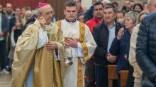 Nadbiskup Puljić: Uskrs je pobjeda svjetla nad tamom