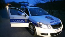 Susjedi u Zaprešiću čuli ženu kako vrišti u stanu; policija provalila i zatekla muškarca kako je mlati, napao je i njih