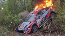 [VIDEO/FOTO] Dramatične snimke: Oliver Solberg izletio je sa staze, zabio se u drvo, a onda se njegov automobil zapalio