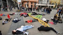 [FOTO/VIDEO] 'Klimatski marš' u centru metropole: Marširali od HNK pa onda polijegali na glavnom zagrebačkom trgu
